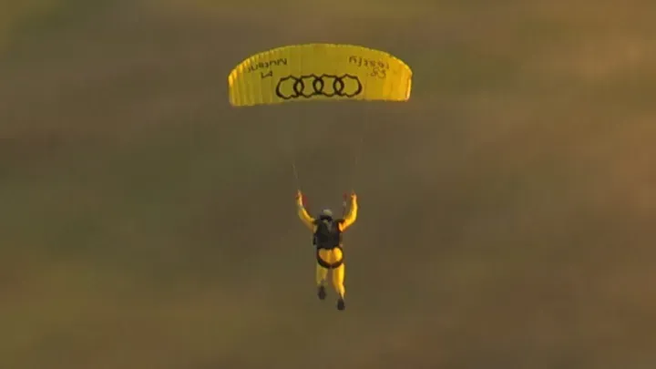 Recorde Mundial: Salto com o Menor Paraquedas do Mundo